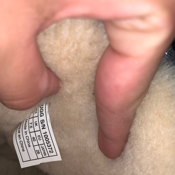 UGGS - Picture 5 of 5
